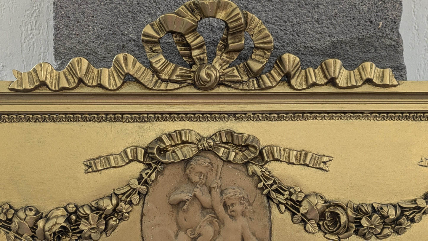 Magnifique miroir trumeau ancien en bois doré. Cadre sculpté, glace biseautée, bas-relief de chérubins.