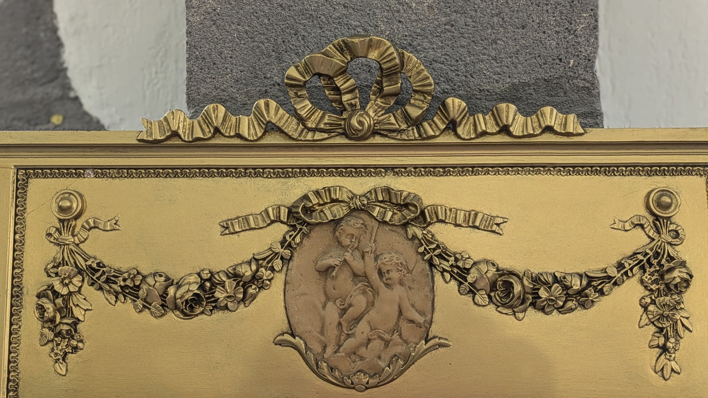 Magnifique miroir trumeau ancien en bois doré. Cadre sculpté, glace biseautée, bas-relief de chérubins.