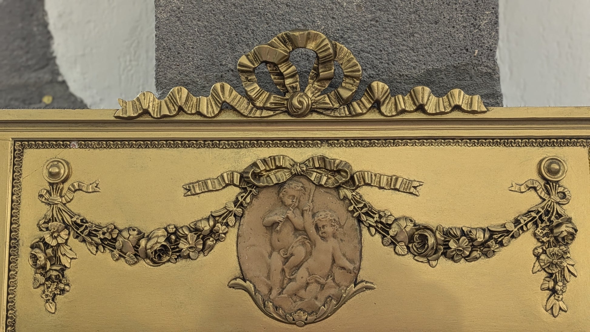 Magnifique miroir trumeau ancien en bois doré. Cadre sculpté, glace biseautée, bas-relief de chérubins.