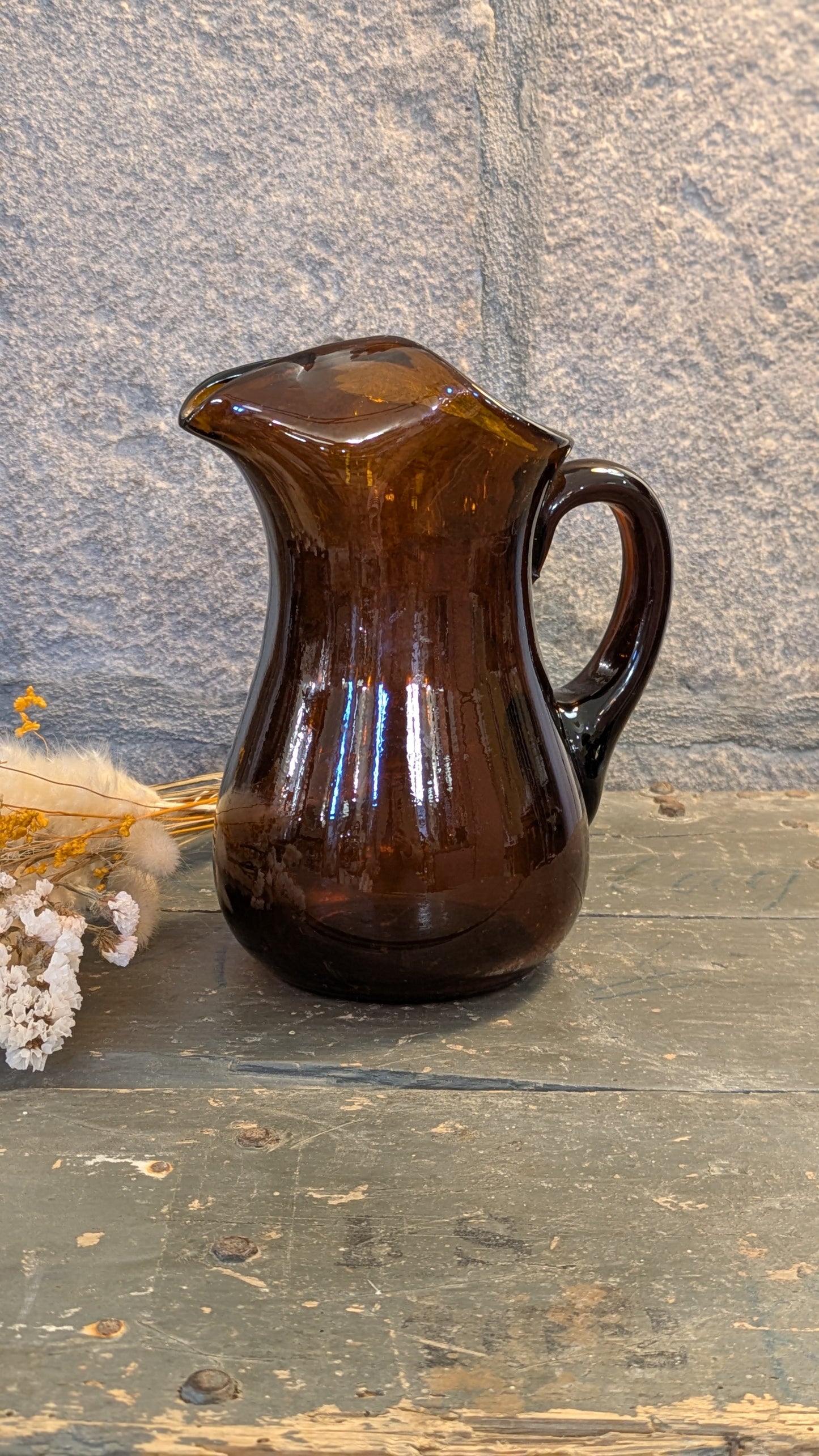 Carafe vintage en verre ambré