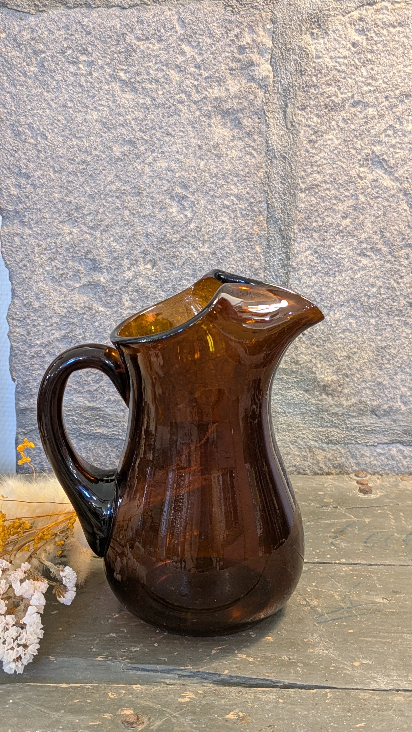 Carafe vintage en verre ambré