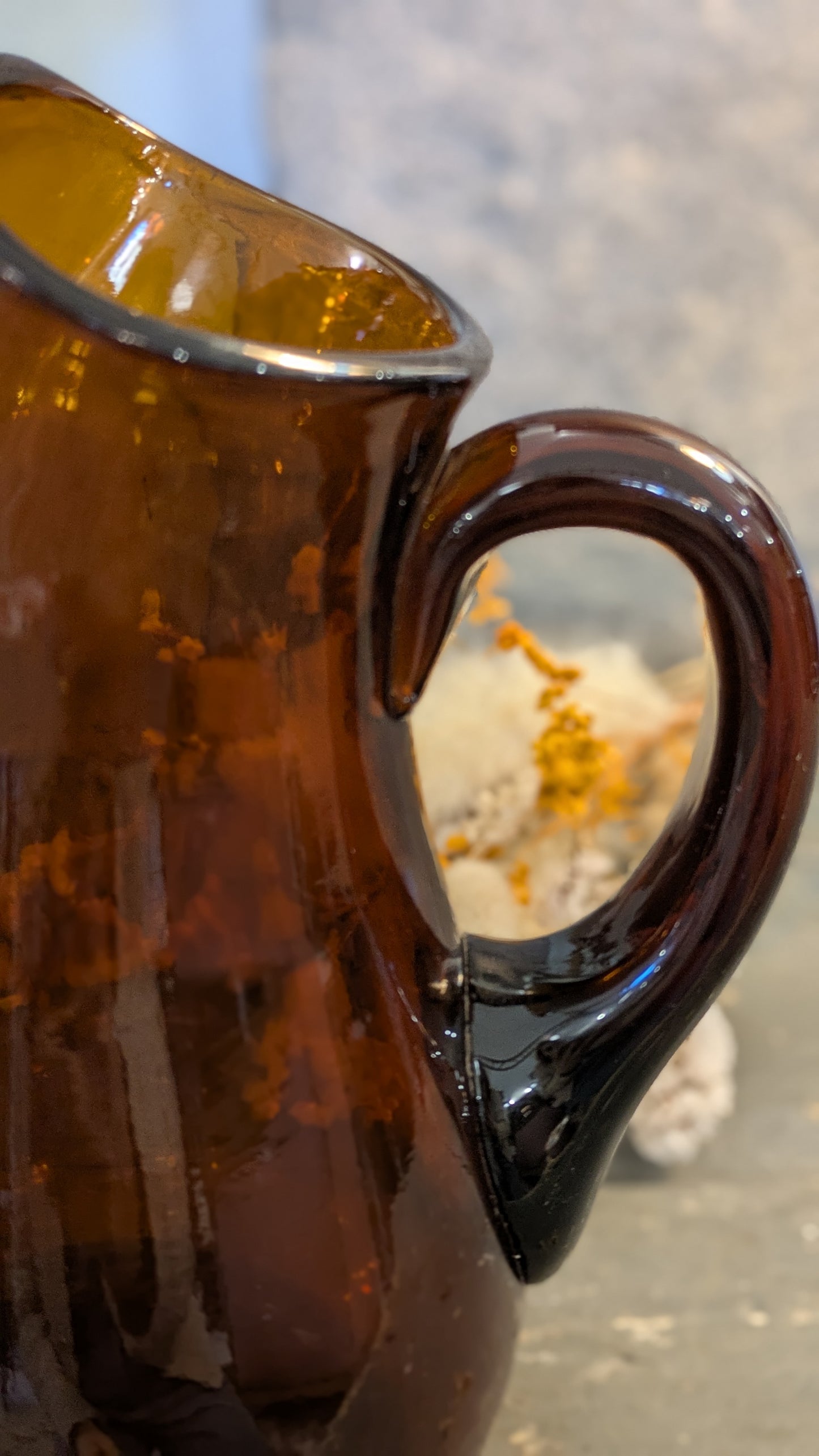 Carafe vintage en verre ambré