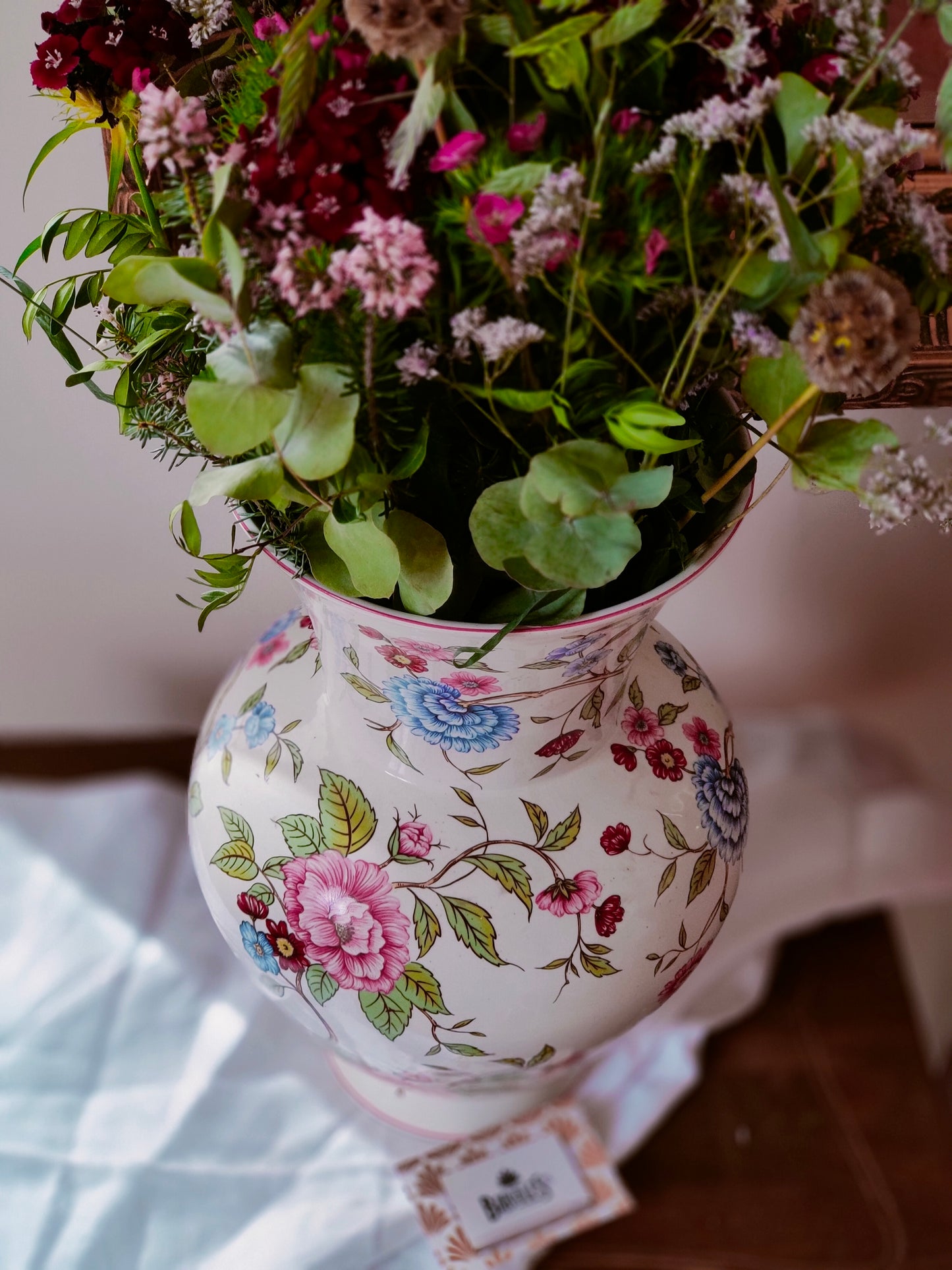 Grand vase en céramique, décors fleuris